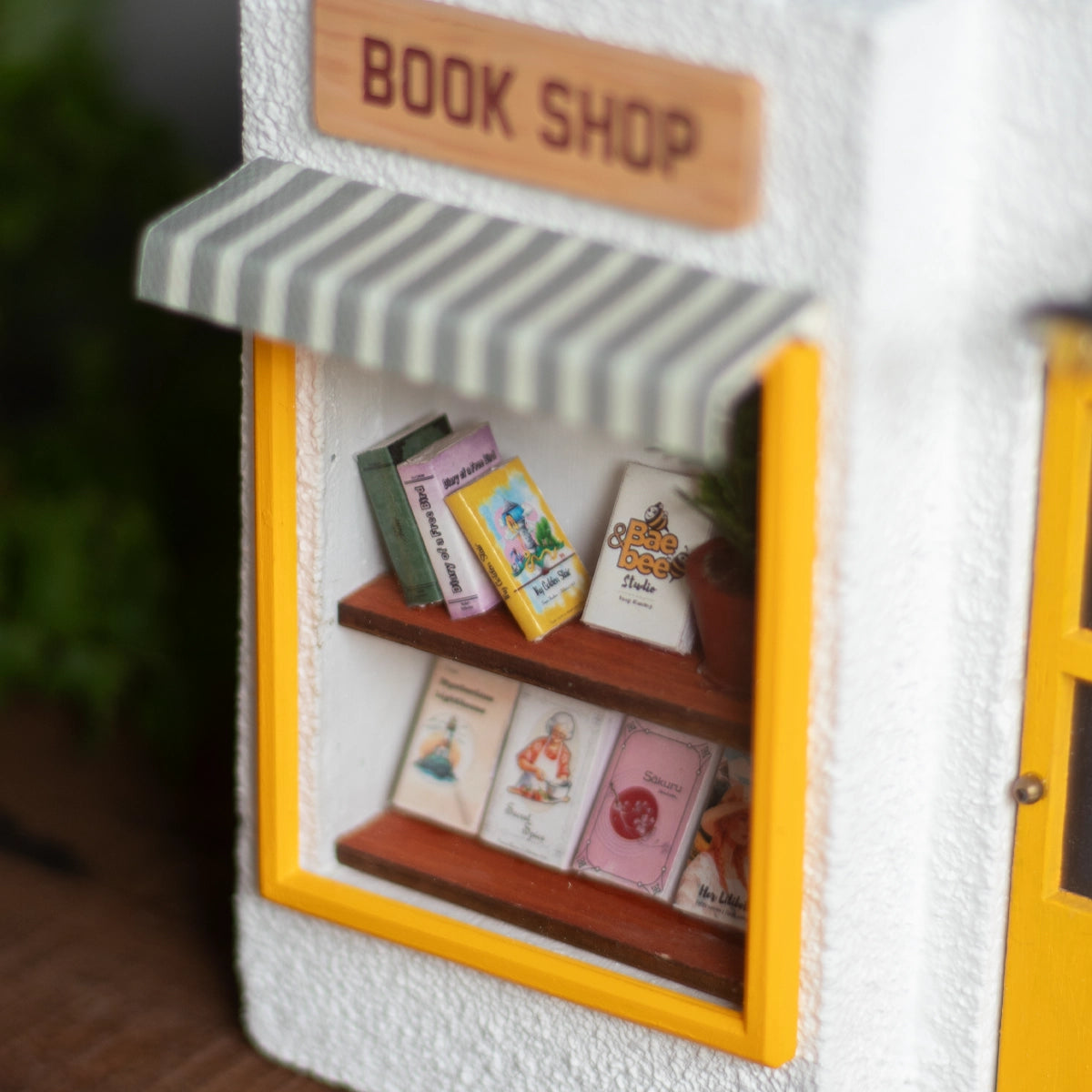 Book Shop Planter (Fresh White)